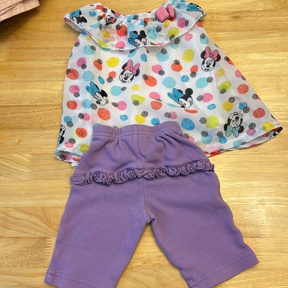 ⛱️2/$5⛱️Newborn Disney Carter’s set , clean